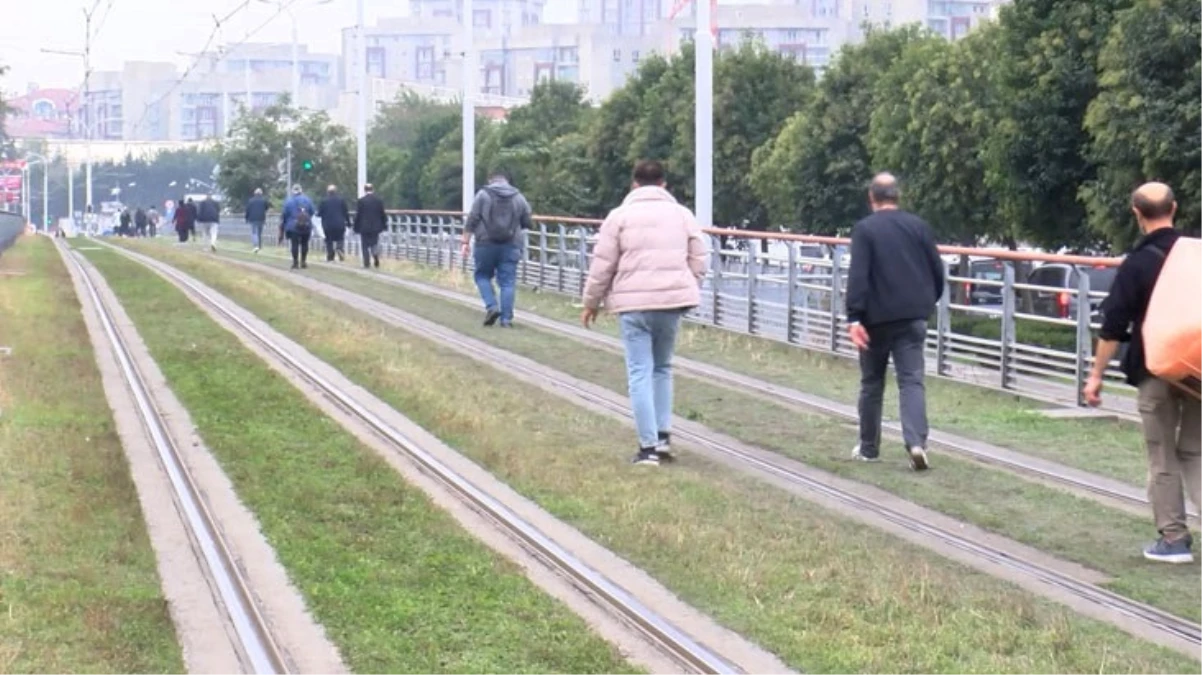 Kabataş-Bağcılar Tramvayı’nda arıza! Yolcular bir sonraki istasyona kadar raylarda yürüdü