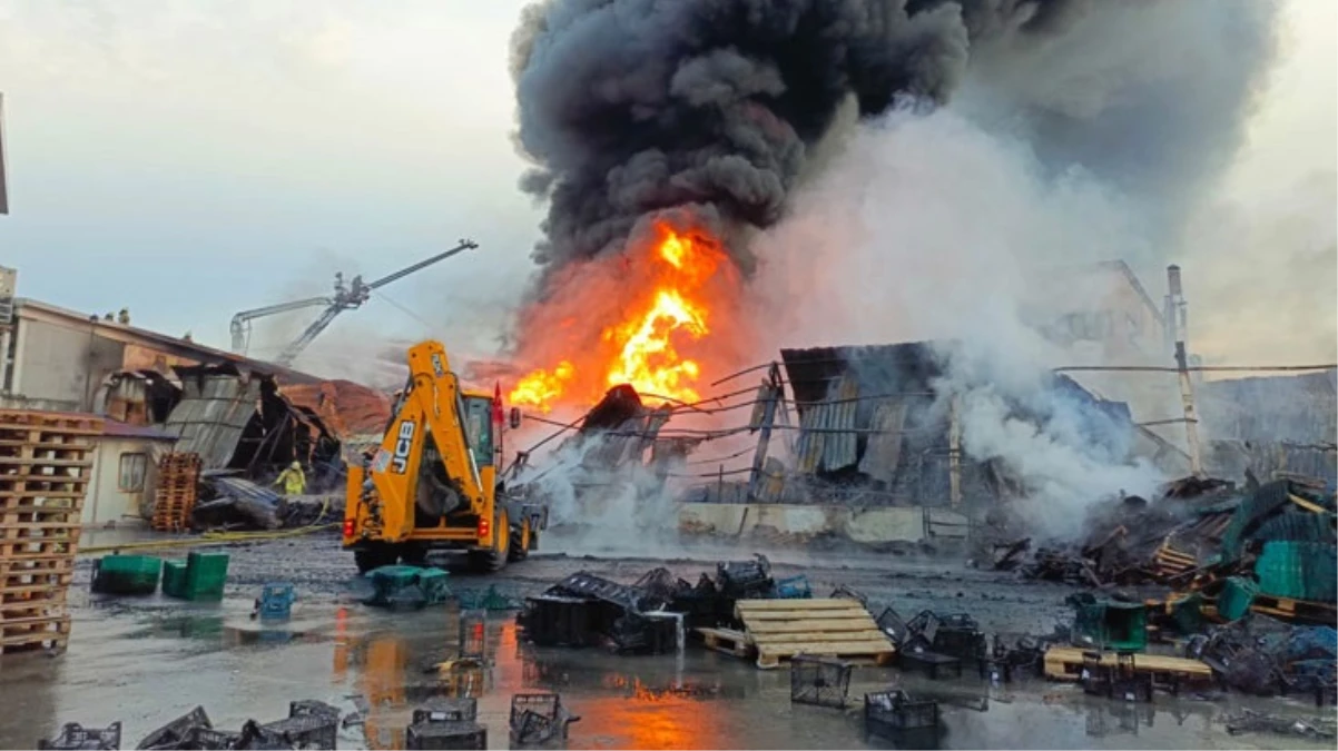 Kimyasal madde deposunda yangın! Ara ara patlamalar meydana geldi