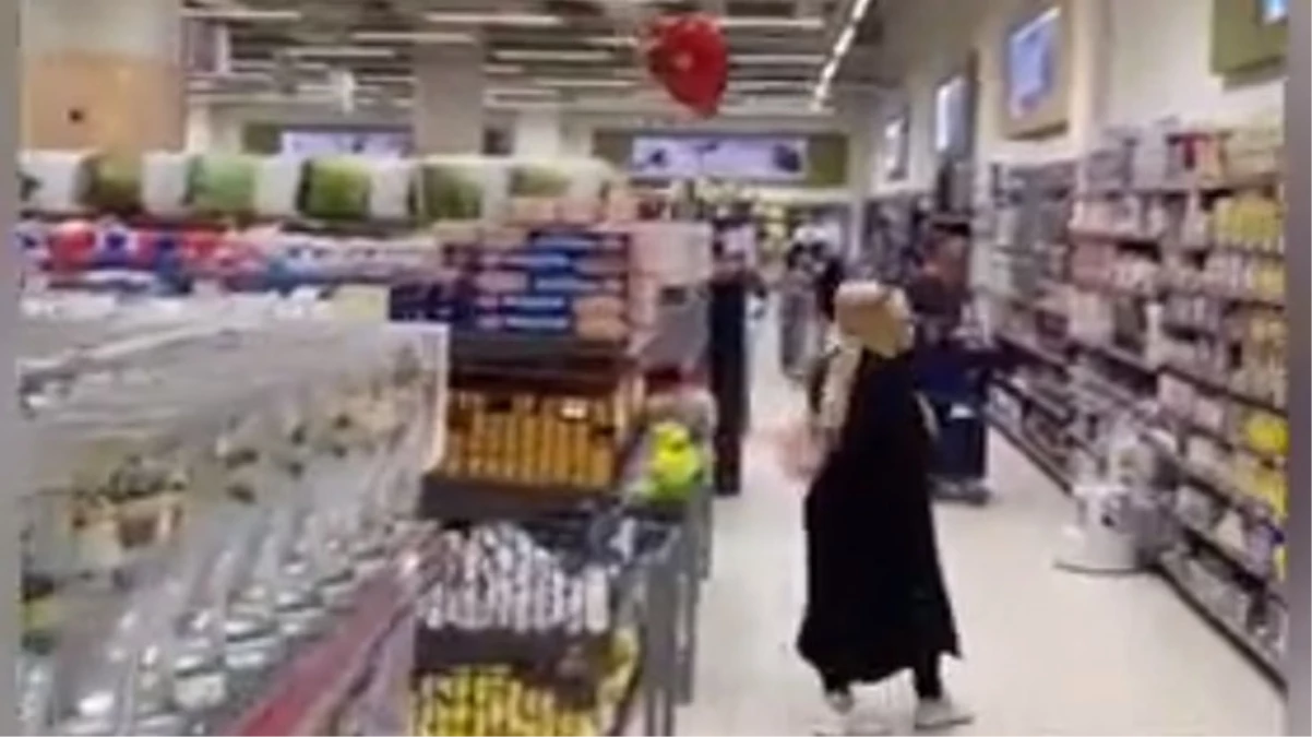 Kısa boylu eşini market reyonları arasında bulmak için ilginç bir yöntem geliştirdi