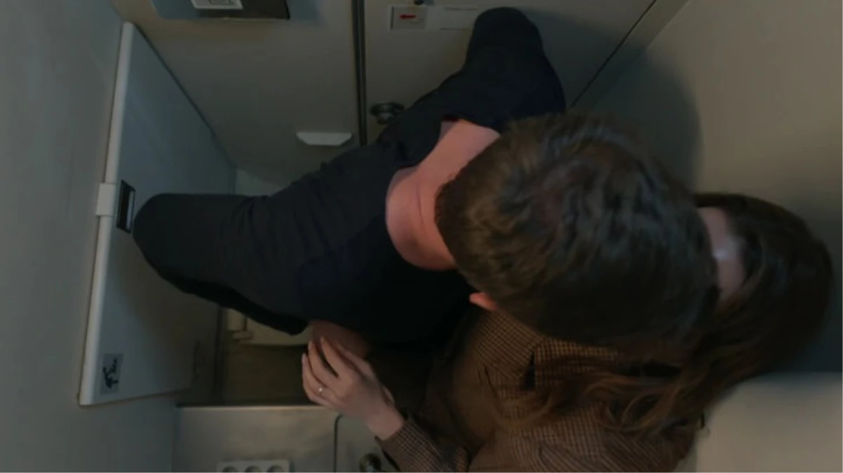 Kıvanç Tatlıtuğ ve Serenay Sarıkaya’nın uçak tuvaletinde sevişme sahnesi ortalığı karıştırdı