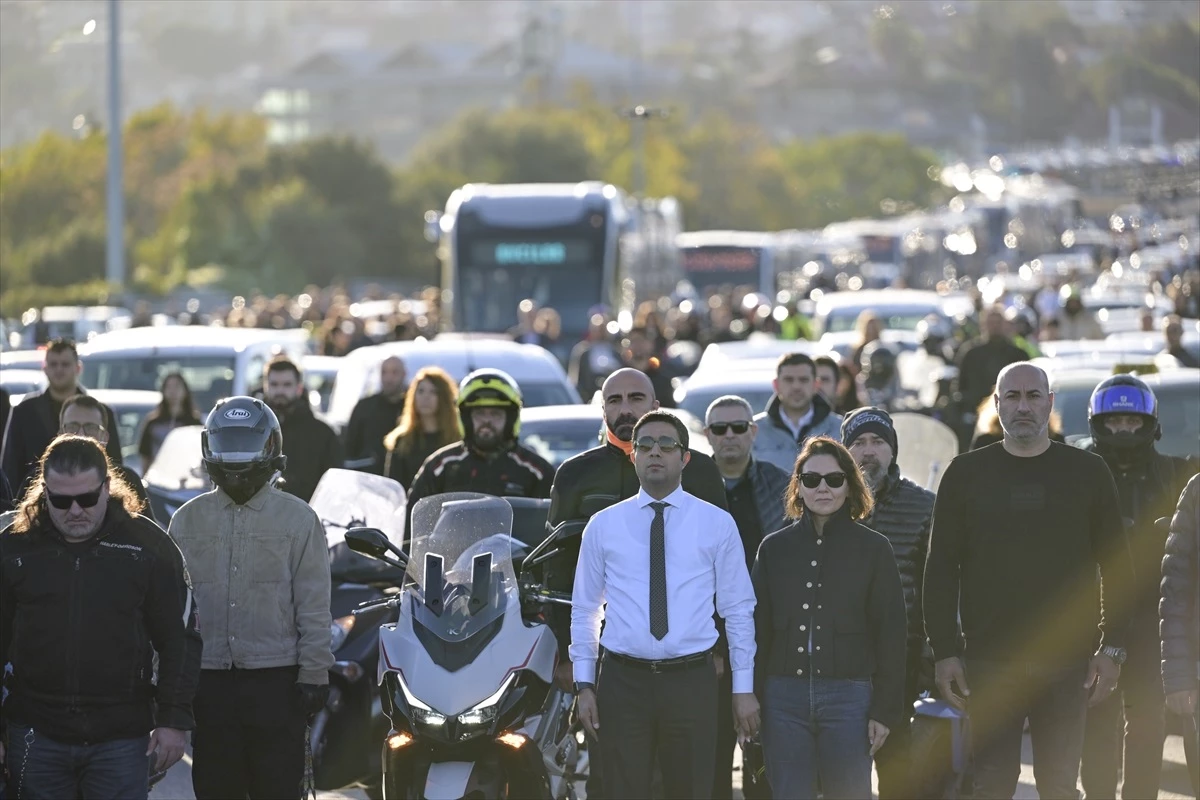 Saat 9’u 5 geçe hayat durdu! Tüm Türkiye, Ulu Önder Mustafa Kemal Atatürk için saygı duruşunda bulundu