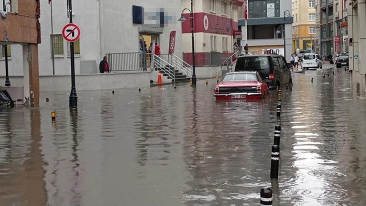 Sağanak yağışın esir aldığı İstanbul’a peş peşe uyarı: Sel ve su baskınlarına karşı dikkatli olunmalı