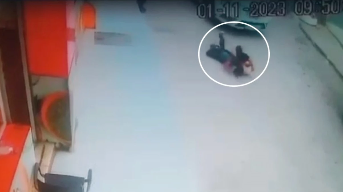 3 saniye sonrası korkunç! Şakalaşan çocukların üzerinden otomobil geçti