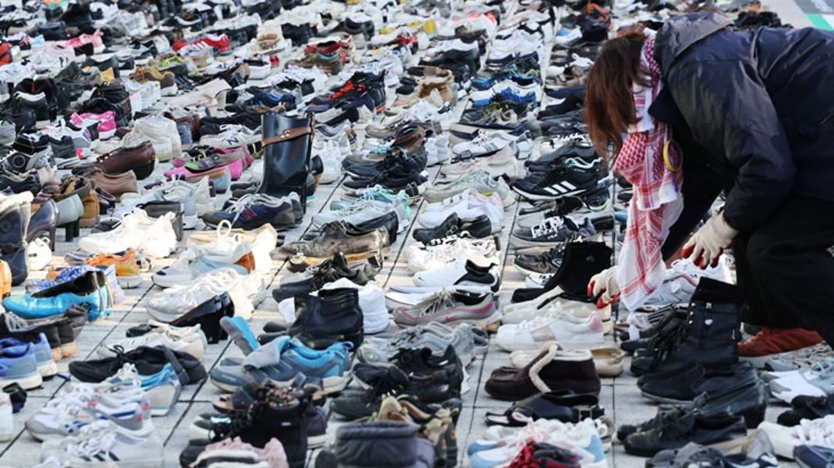 Seul’ün merkezine Filistin’de hayatını kaybedenlerin anısına 2 bin ayakkabı bırakıldı