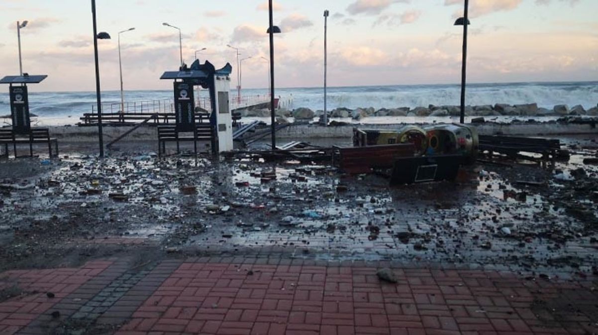 Fırtınanın vurduğu Sinop’ta dev dalgalar ortalığı savaş alanına çevirdi