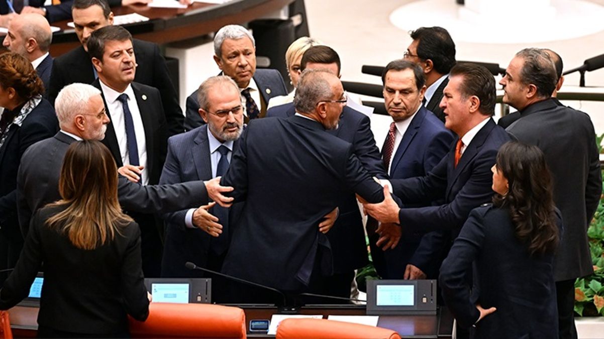 TBMM Genel Kurulu’nda tansiyon yükseldi! MHP’li Celal Adan’dan özür bekleyen HEDEP’liler oturma eylemi yaptı