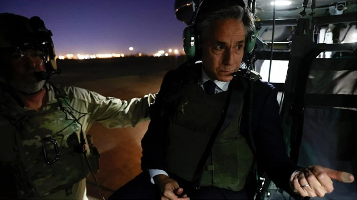 Türkiye ziyareti öncesi sürpriz ziyaretler gerçekleştiren ABD Dışişleri Bakanı Blinken, Irak’ta çelik yelek giydi