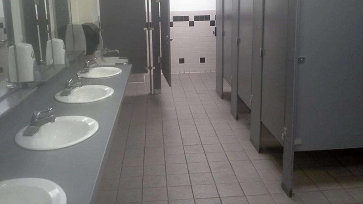 Tuvalete kilitledikleri liseli öğrenciyi dans ettirmek istediler, kabul etmeyince dövdüler