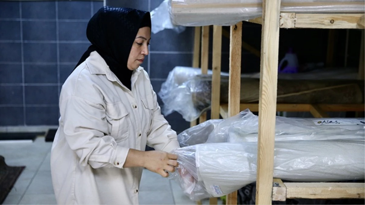 Vefat eden annesinin altınları, yıkamaya verdiği halının içinden çıktı