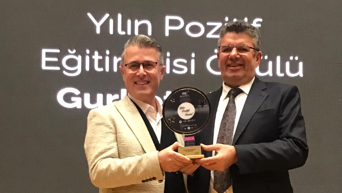 “Yılın pozitif eğitimcisi” ödülü Gurbet Altay’a verildi.