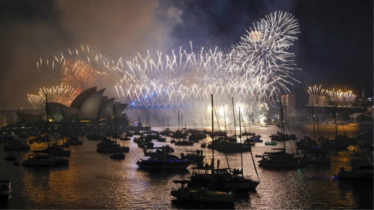 İşte 2024’e giren ülkelerin yeni yıl kutlamalarından görüntüler