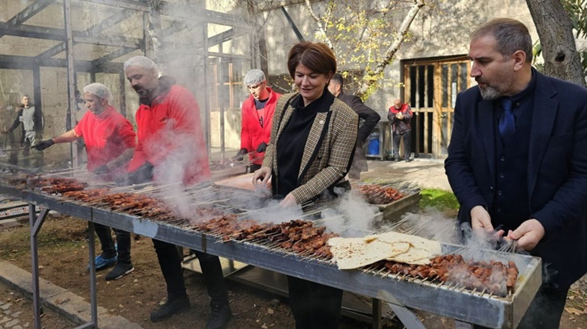AK Partili vekillerin Meclis’teki mangal partisi Şamil Tayyar’ı da isyan ettirdi