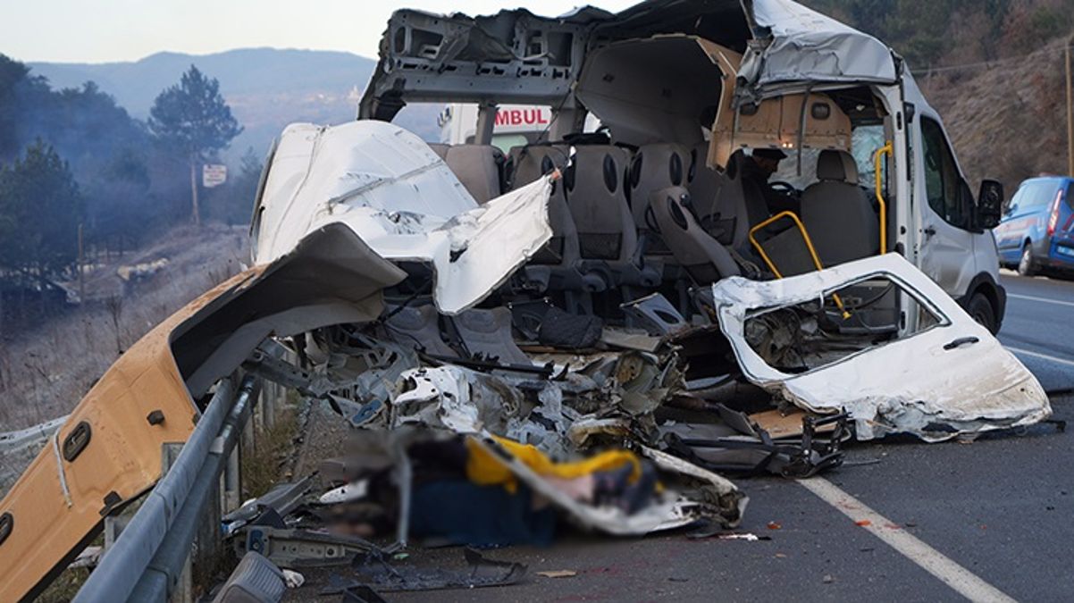 Kamyonla çarpışan minibüs kağıt gibi yırtıldı: 1 ölü, 4 yaralı