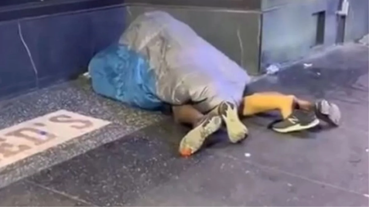 Amerika’da bir çift sokak ortasında kimseye aldırmadan cinsel ilişkiye girdi