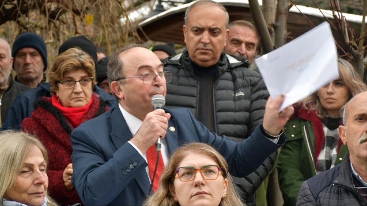 Hedefinde parti yönetimi vardı! CHP’li başkan, vatandaşları belediye önüne toplayıp isyan bayrağını çekti