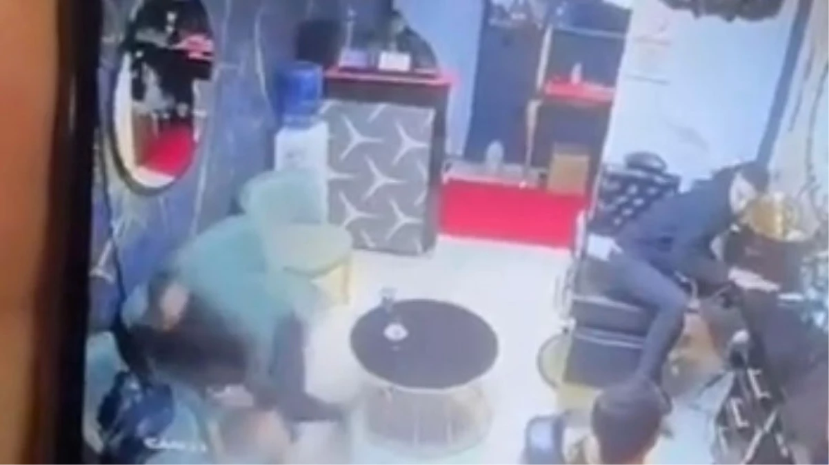 Berberde sıra beklerken husumetlisi tarafından tabancayla vuruldu