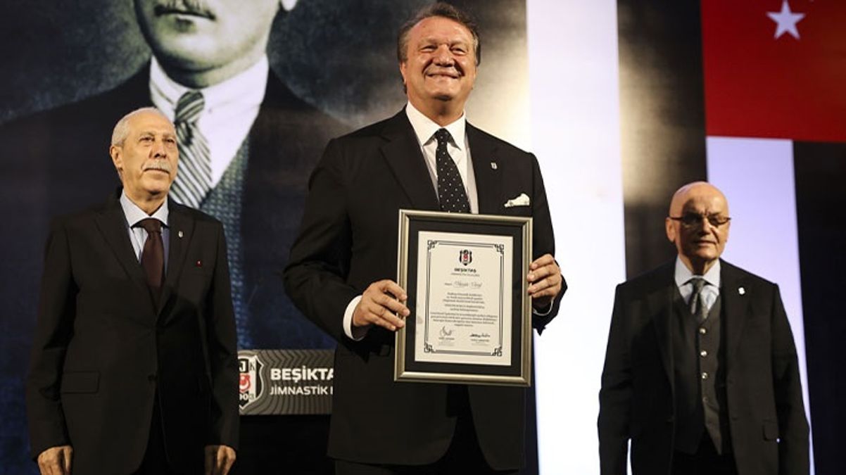 Beşiktaş’ın yeni başkanı Hasan Arat mazbatasını aldı! Futbolun başına Feyyaz Uçar getirildi