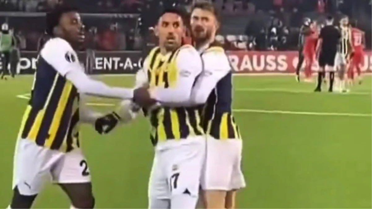 Bunlar taraftar değil, provokatör! İrfan Can Kahveci’nin neden çıldırıp tribüne koştuğu video kaydında ortaya çıktı