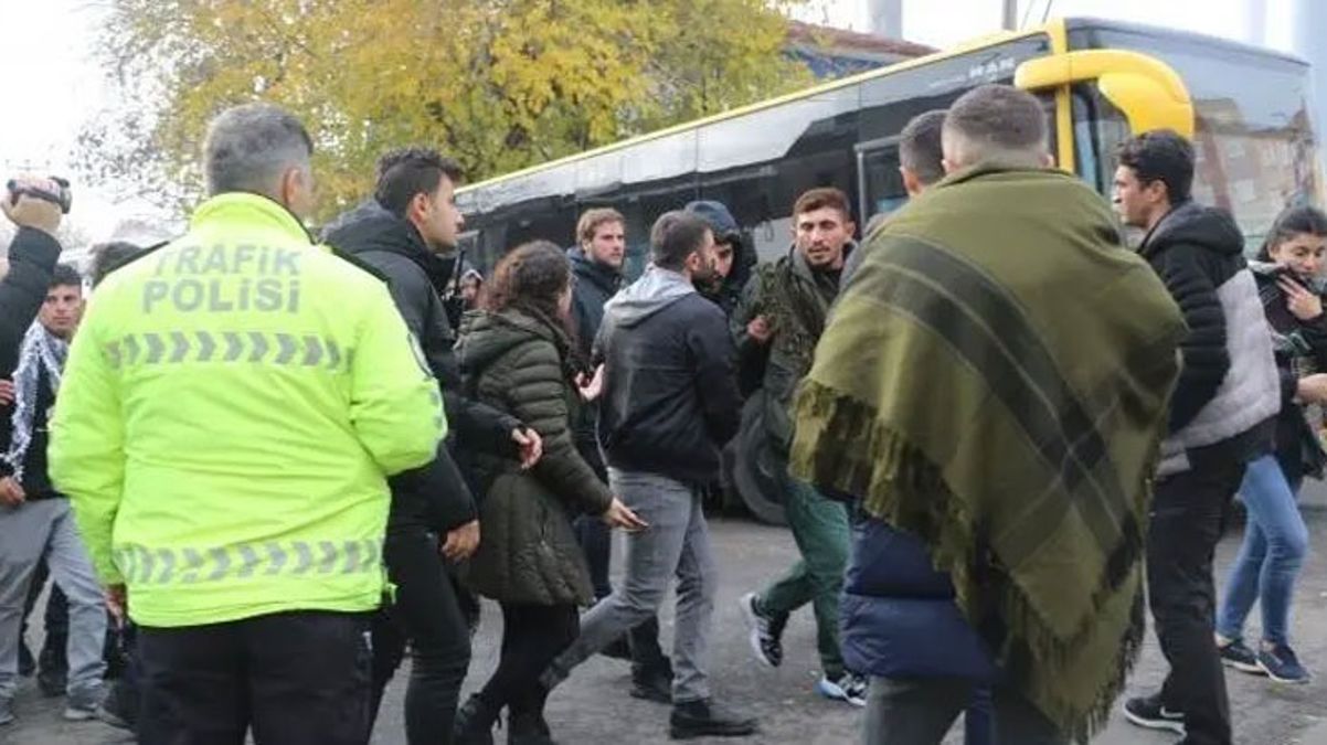 DEM Parti kongresinde teröristler için “şehit” deyip saygı duruşunda bulunan terör destekçileri gözaltına alındı