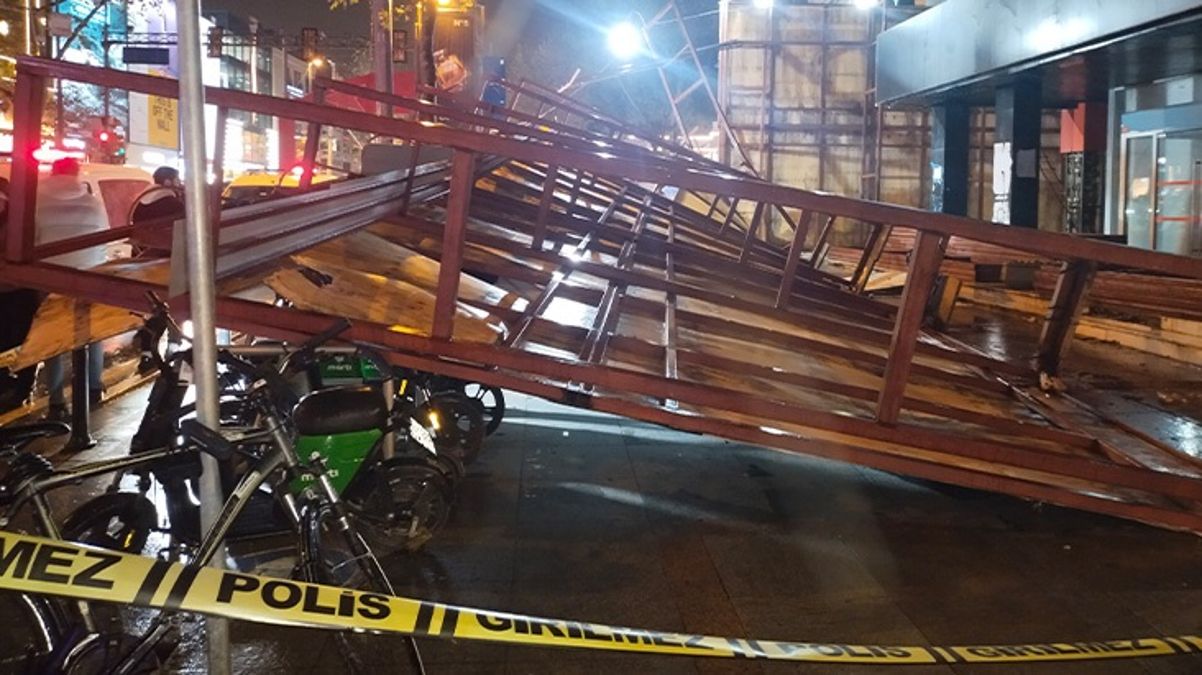 İstanbul’da şiddetli rüzgarın etkisiyle güvenlik paneli yola devrildi