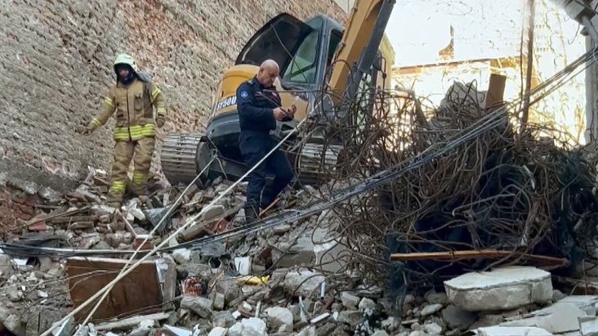 Kadıköy’de yıkım esnasında binada çökme meydana geldi! Enkaz altında kalan işçiyi kurtarma çalışmaları sürüyor
