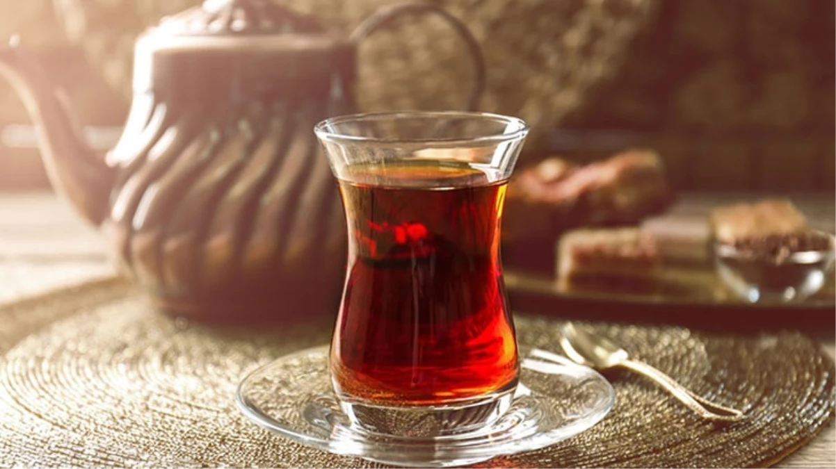 Kahvaltıda çayı geç hazırlayan eşini öldürüp başını kesti