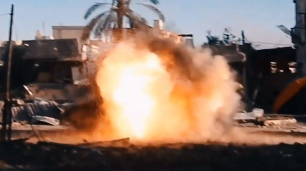 Kassam savaşçıları, Gazze Şeridi’ndeki Han Yunus’ta İsrail zırhlı araçlarını teker teker havaya uçurdu