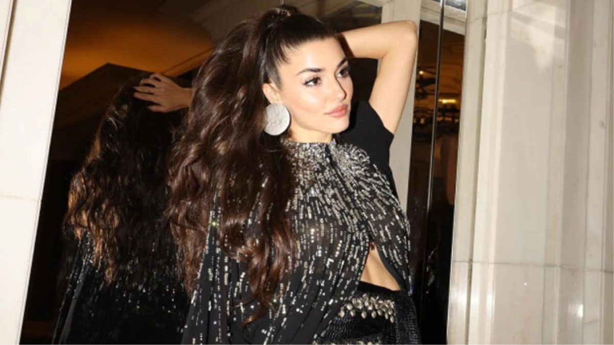 Kırmızı halıda kuğu gibi süzüldü! Hande Erçel, Arabistan’daki tarzıyla büyüledi