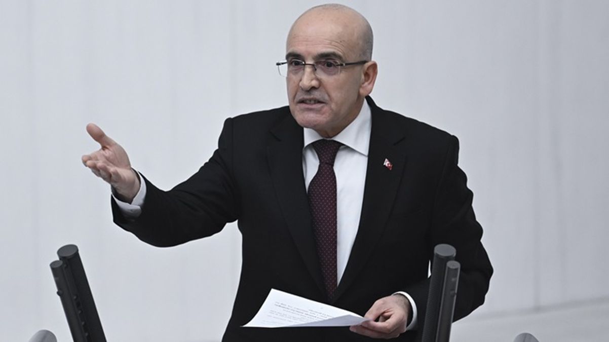 Mehmet Şimşek “Yurt dışında para aramıyoruz” dedi, muhalefet sıralarının tepkisi bir hayli sert oldu