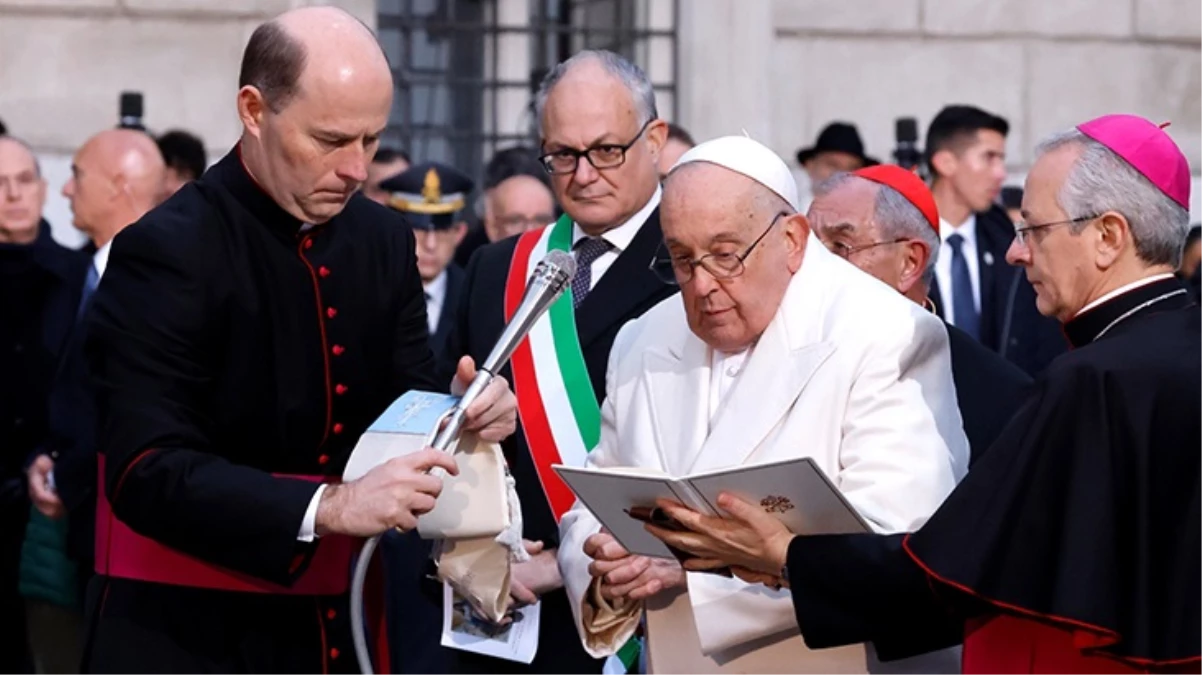 Papa Francis, eşcinsel çiftlerin kutsamalarına izin veren kararı resmen onayladı