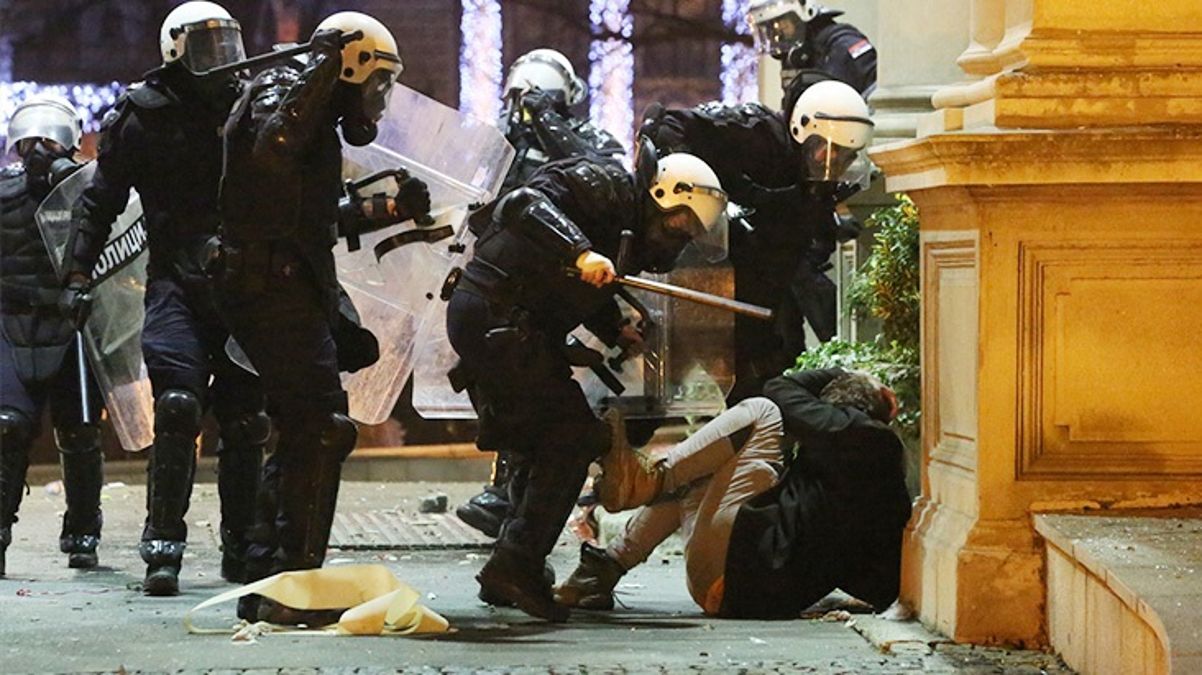 Sırbistan’da seçimde hile olduğunu savunan halk, belediye binasını bastı! Cumhurbaşkanı Vucic “Evde kalın” çağrısı yaptı