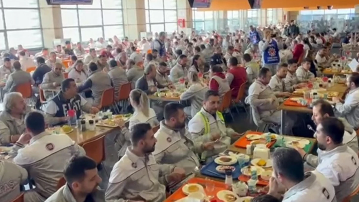 Tofaş işçilerinden yüzde 35’lik zamma tepki! Yemekhanede çatal bıçakları masaya vurup eylem yaptılar