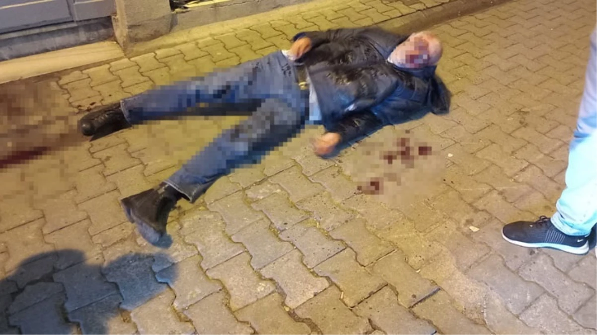 Yolda yürüyen yaşlı adamı tekme tokat döverek gasp ettiler! Dehşet anları kamerada