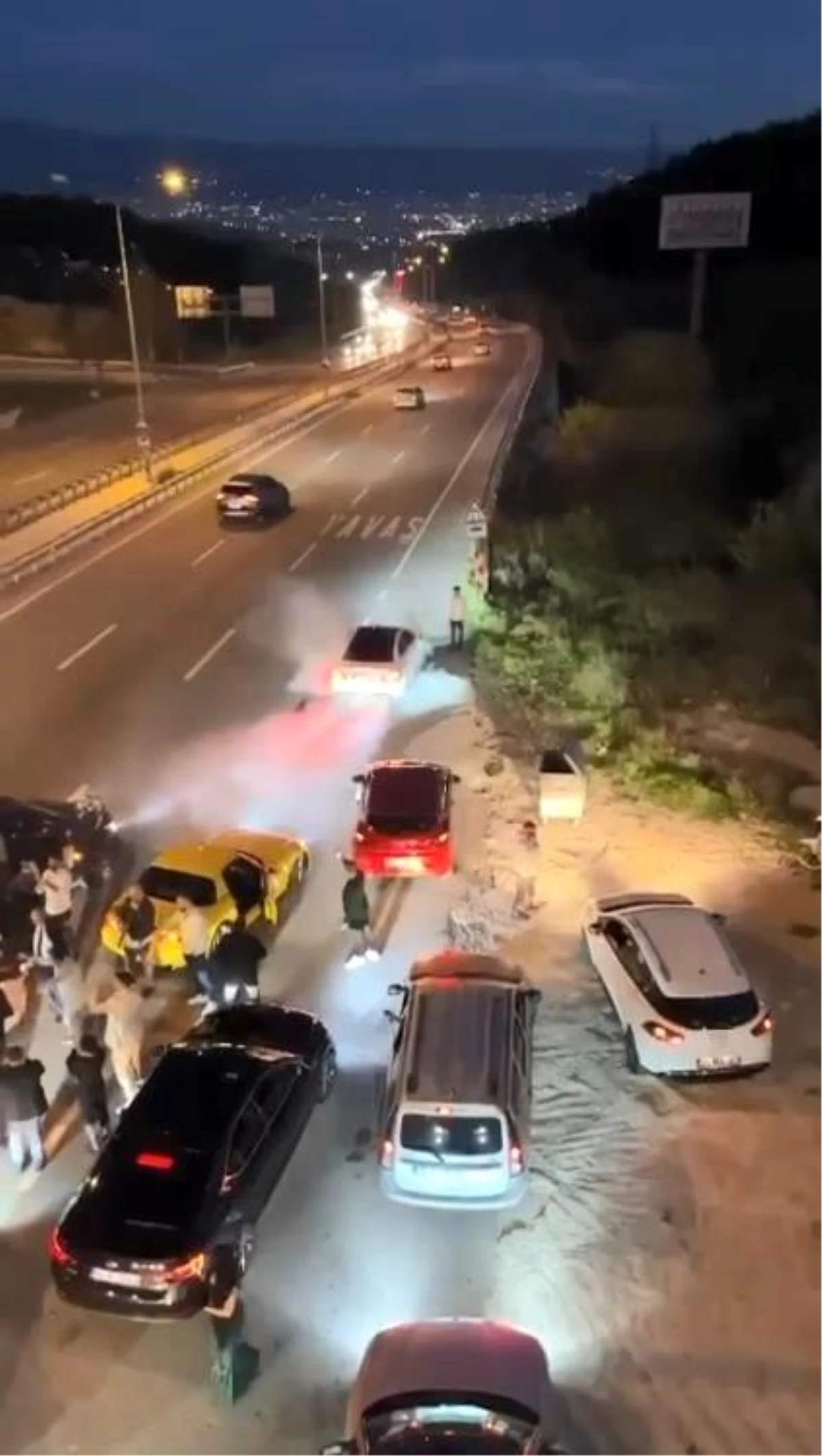 Havaya ateş açıp, lastik yaktılar! Bursa’da yolu kapatan düğün konvoyundaki magandalar terör estirdi