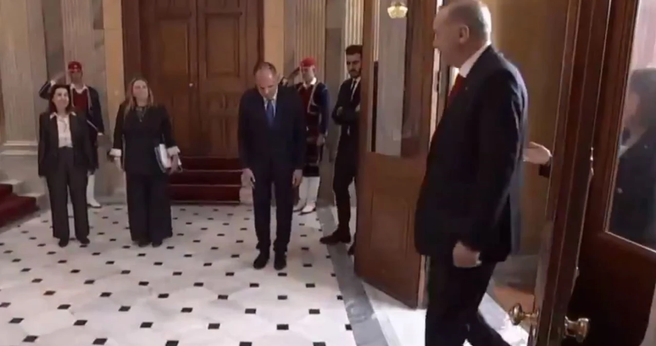 Yunan bakanın Cumhurbaşkanı Erdoğan’ın önünde eğilmesi ülkeyi karıştırdı