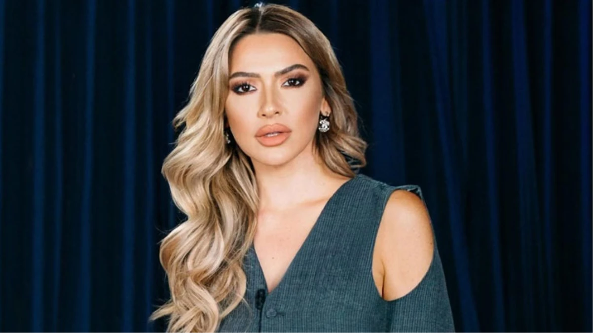 2023’e veda ederken sınır tanımayan Hadise, göğsünü göstererek poz verdi