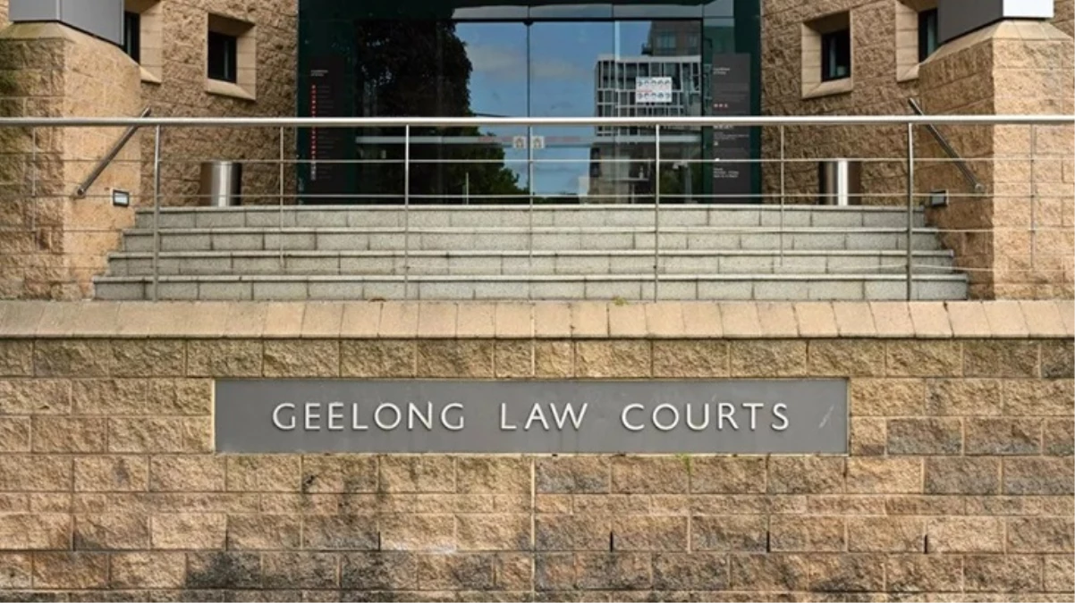 Avustralya’da hemşire, ameliyat sonrası yatakta yıkadığı erkek hastasına cinsel saldırıda bulundu