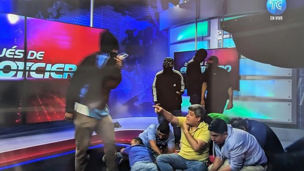 Ekvador’da canlı yayına silahlı baskın! Spikerin cebine dinamit koyup devlete taleplerini söylettiler