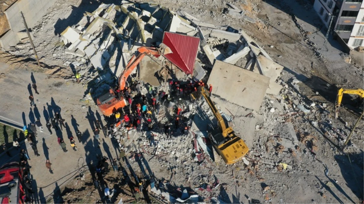 Kahramanmaraş’taki depremde ağır hasar alan bina yıkım sırasında iş makinesinin üzerine çöktü