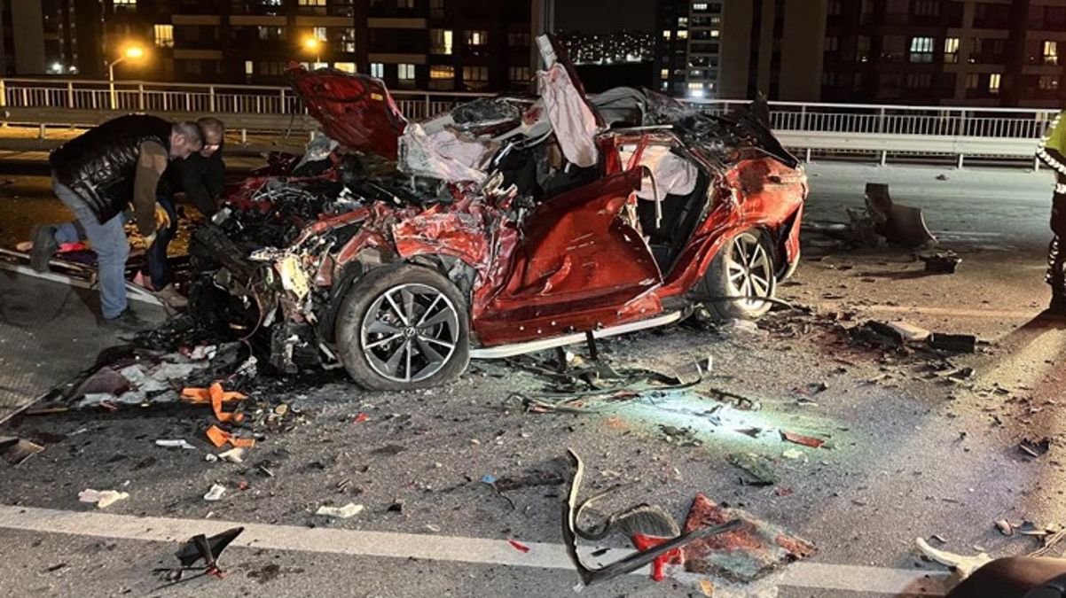 Refüjü aşan otomobil karşı şeritten gelen araca çarptı! Korkunç kazada 4 kişi hayatını kaybetti