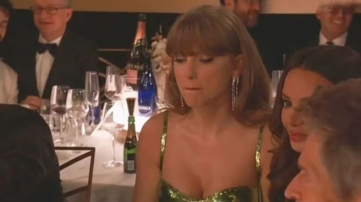Sunucunun yaptığı şakaya sinirlenen ünlü şarkıcı Taylor Swift, Altın Küre’yi terk etti