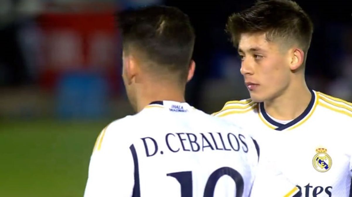 Takım arkadaşına adeta yalvararak topu alan Arda’nın frikiğini tüm stat ağzı açık izledi