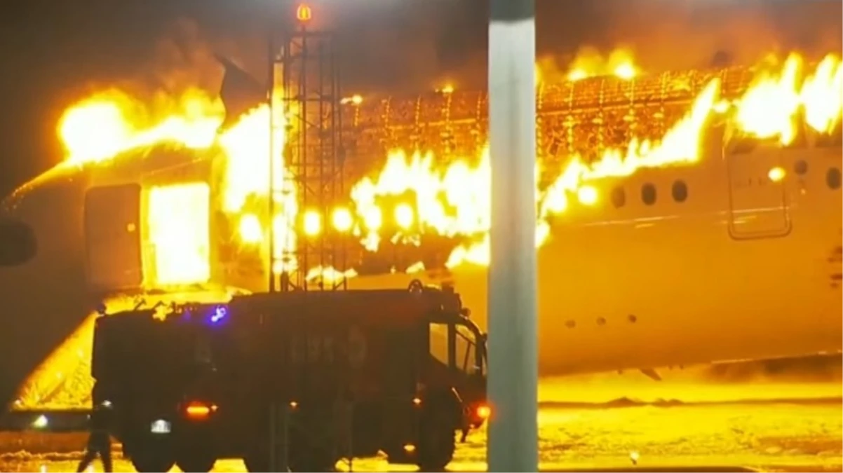 Tokyo Havalimanı’nda iki uçak çarpıştı! Yolcu uçağı alev alırken, 400’den fazla kişi tahliye edildi