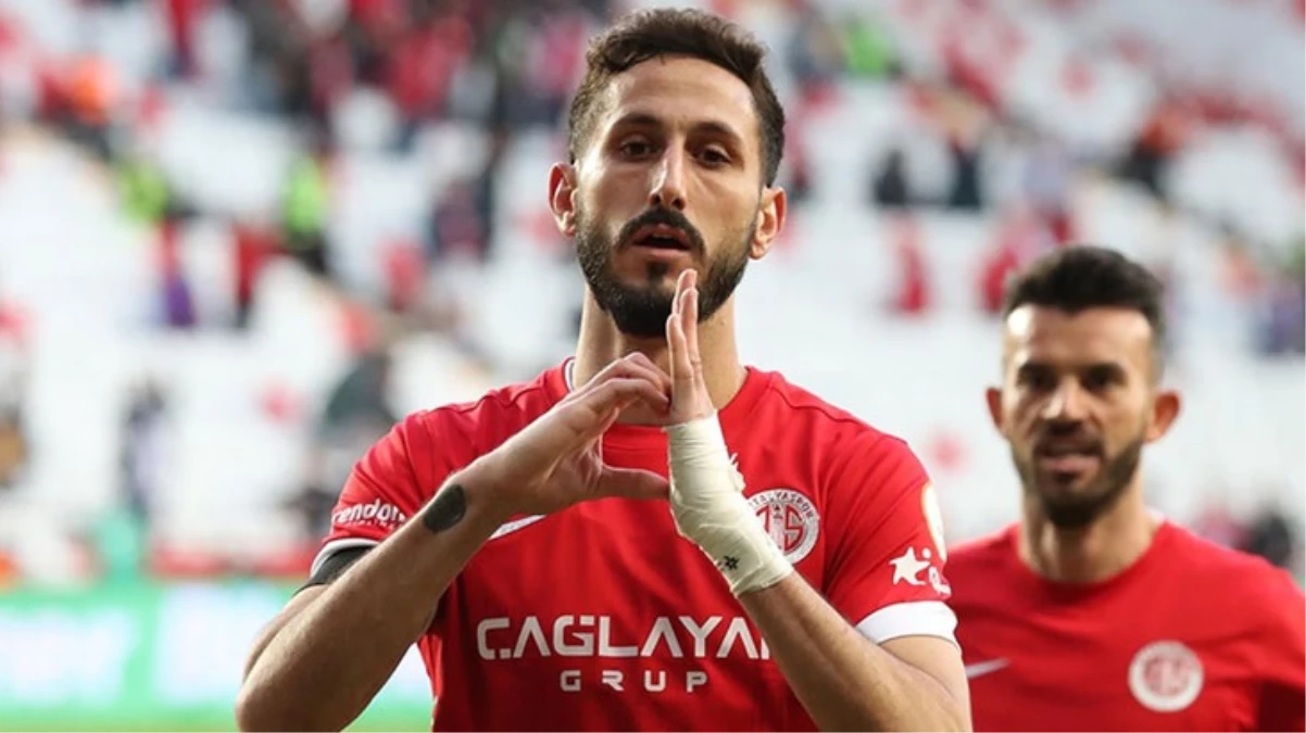 Türkiye’den sınır dışı edilen Antalyasporlu futbolcu ülkesinde kahraman gibi karşılandı