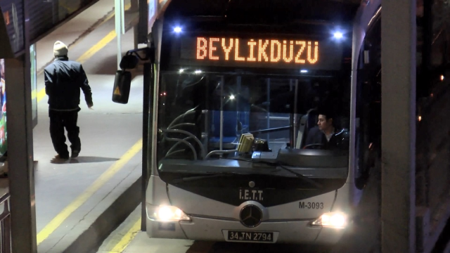 Arıza yapan metrobüsün şoförüne, karşı yönden gelen metrobüs çarptı! Hastanede kurtarılamadı