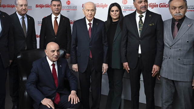 Bahçeli, Cumhur İttifakı adayı Turgut Altınok'a koltuğunu verdi: Allah'ın izniyle kalkmayacaksın