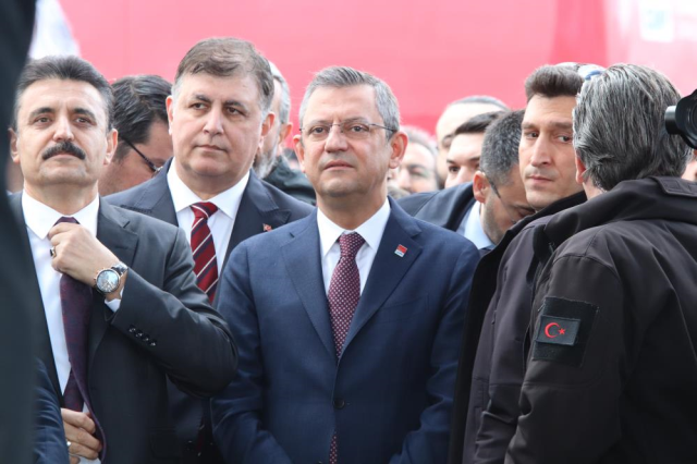 Özgür Özel, Cemil Tugay'dan bahsedip yanlış kişinin elini kaldırdı