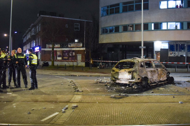 Lahey'de sığınmacılar ayaklandı, ortalık yangın yerine döndü: 6 polis yaralı