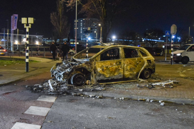 Lahey'de sığınmacılar ayaklandı, ortalık yangın yerine döndü: 6 polis yaralı