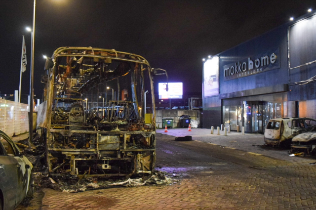 Lahey'de sığınmacılar ayaklandı, ortalık yangın yerine döndü: 6 polis yaralı